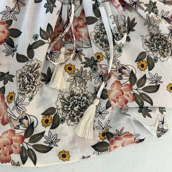 Umgee Floral Romper with Lace V-neckline Size Medium - Picture 5 of 8